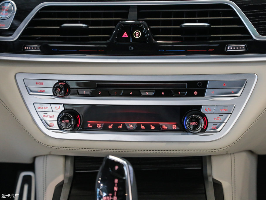 2017R7ϵ M760Li xDrive