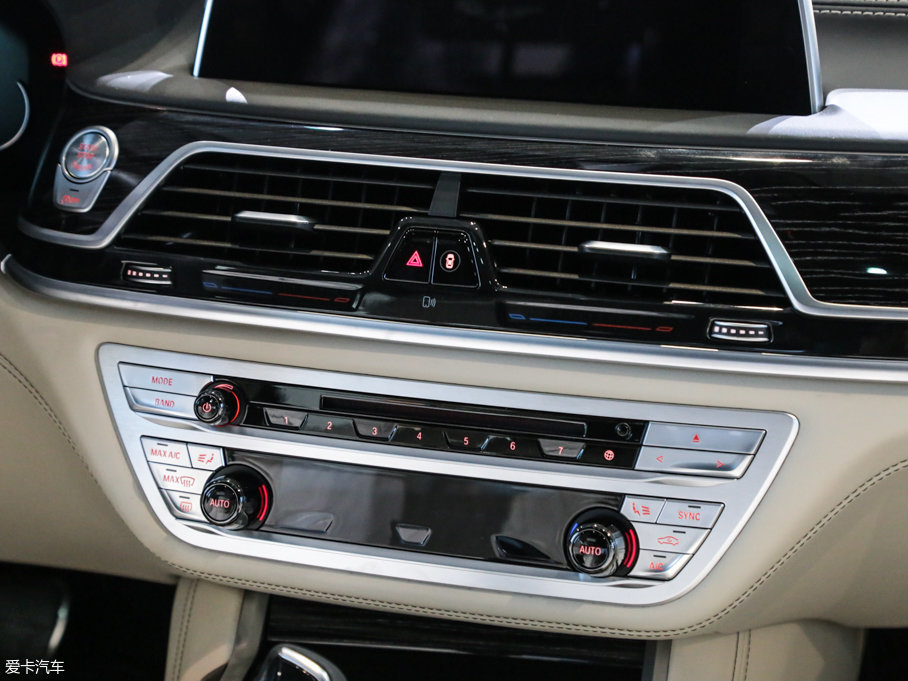 2017R7ϵ M760Li xDrive