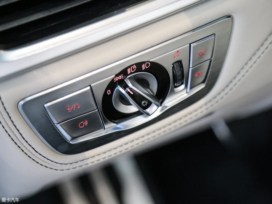 2017R7ϵ M760Li xDrive