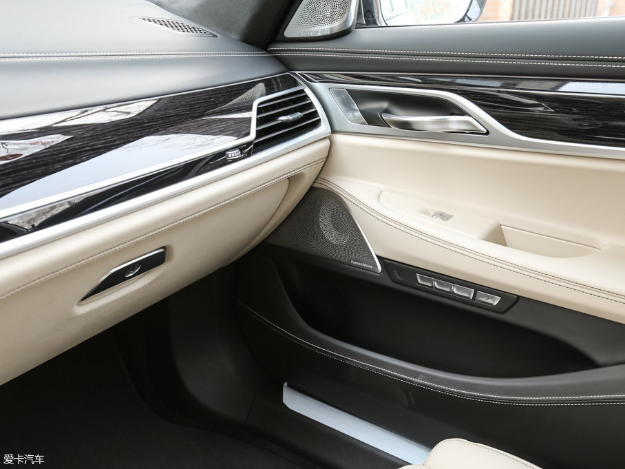 2017R7ϵ M760Li xDrive