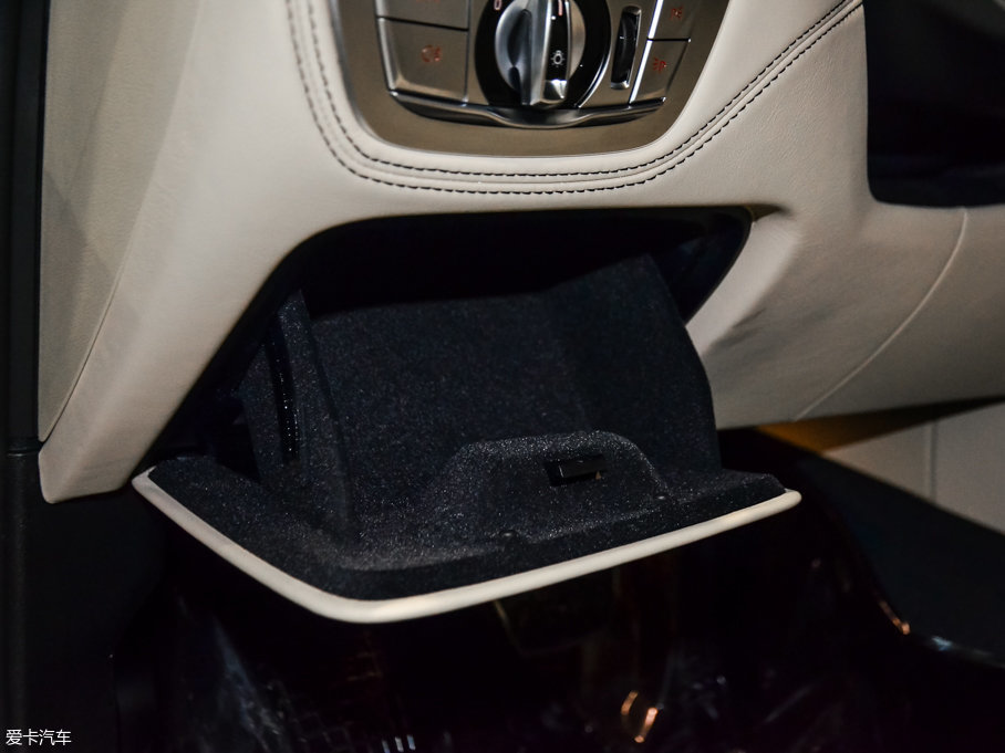 2017R7ϵ M760Li xDrive