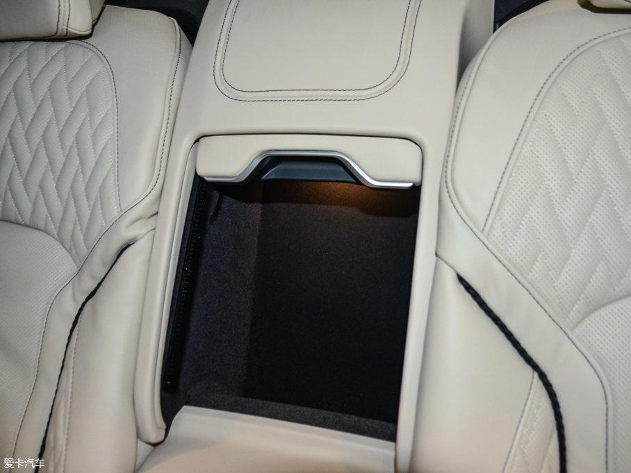 2017R7ϵ M760Li xDrive