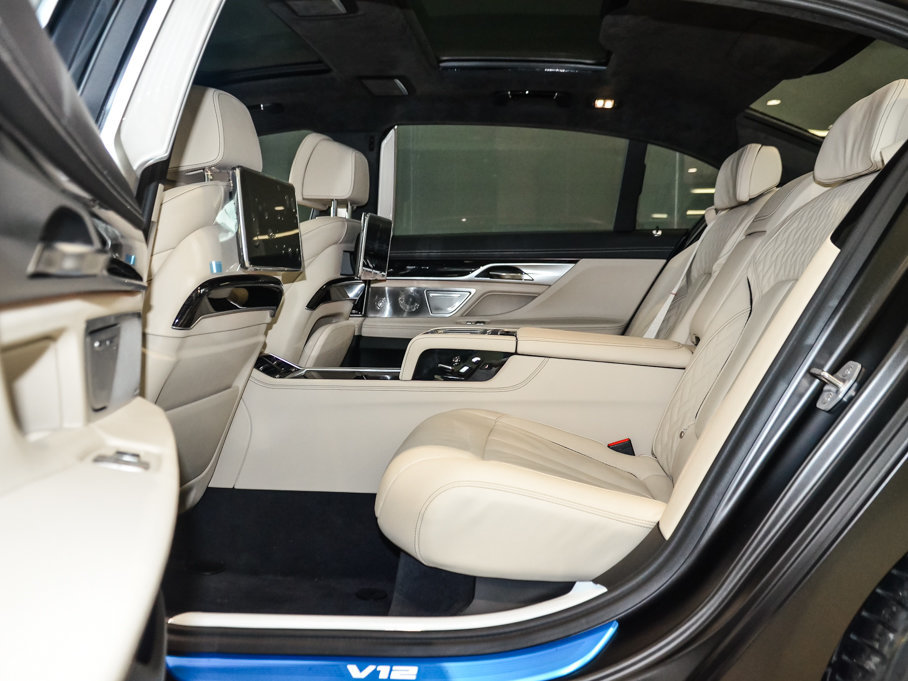 2017R7ϵ M760Li xDrive