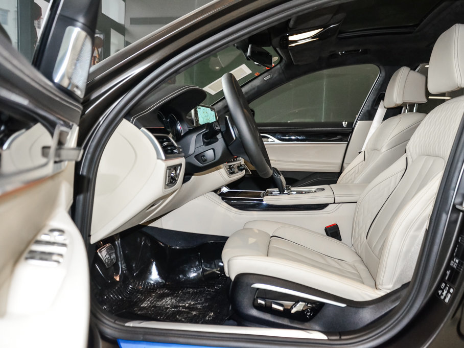 2017R7ϵ M760Li xDrive