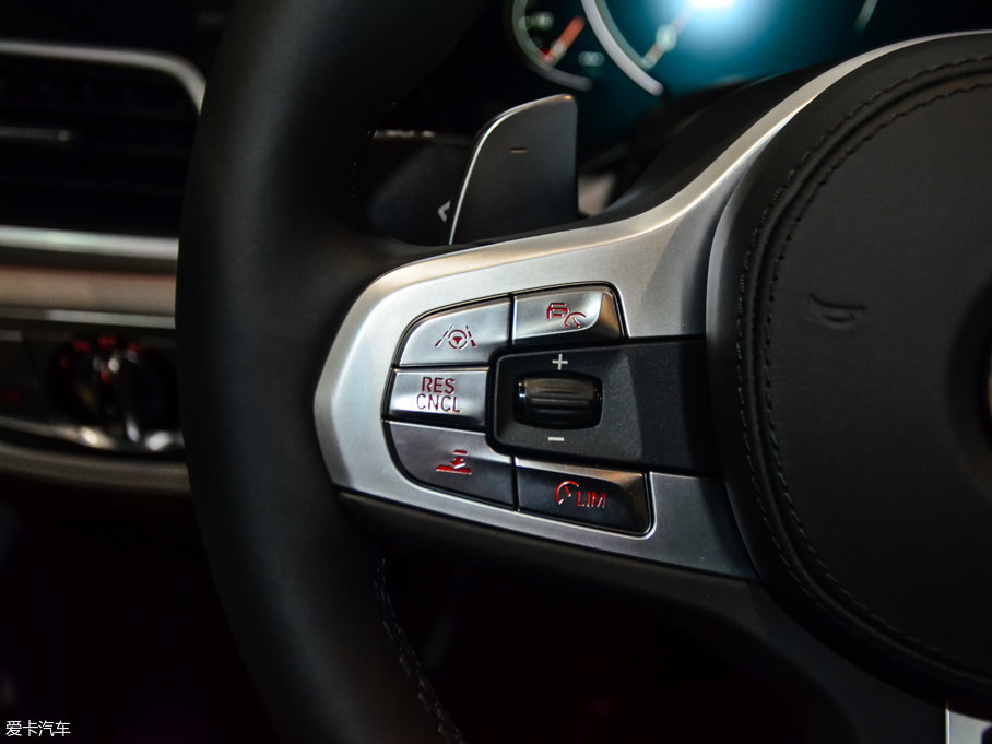 2017R7ϵ M760Li xDrive