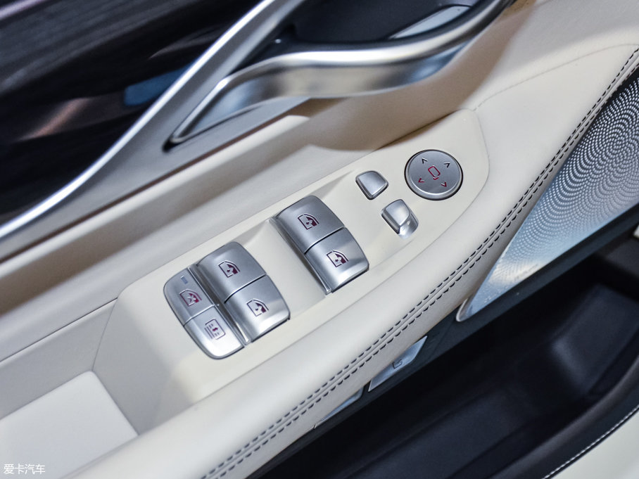 2017R7ϵ M760Li xDrive