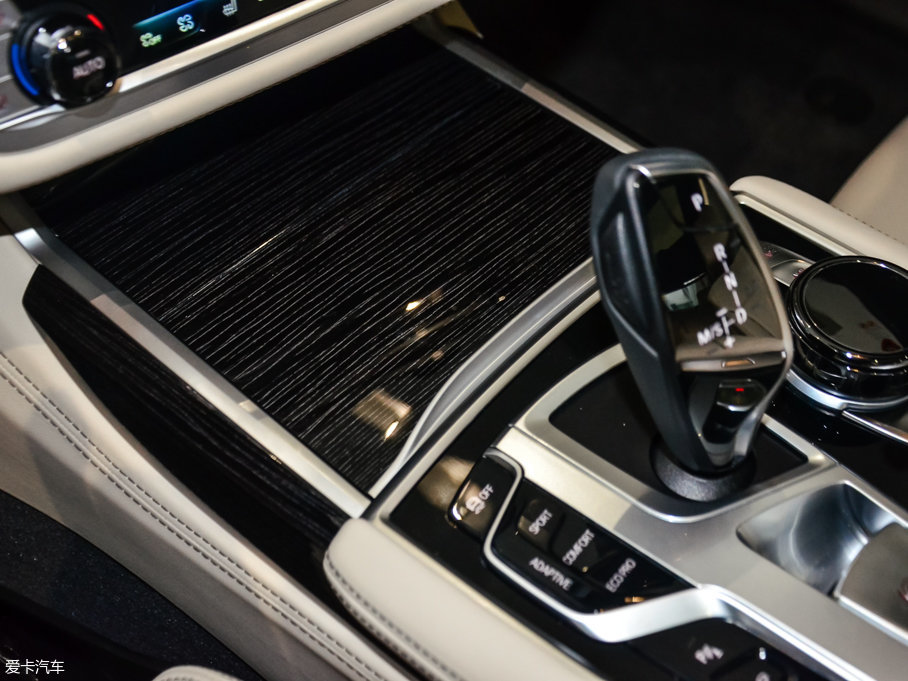 2017R7ϵ M760Li xDrive