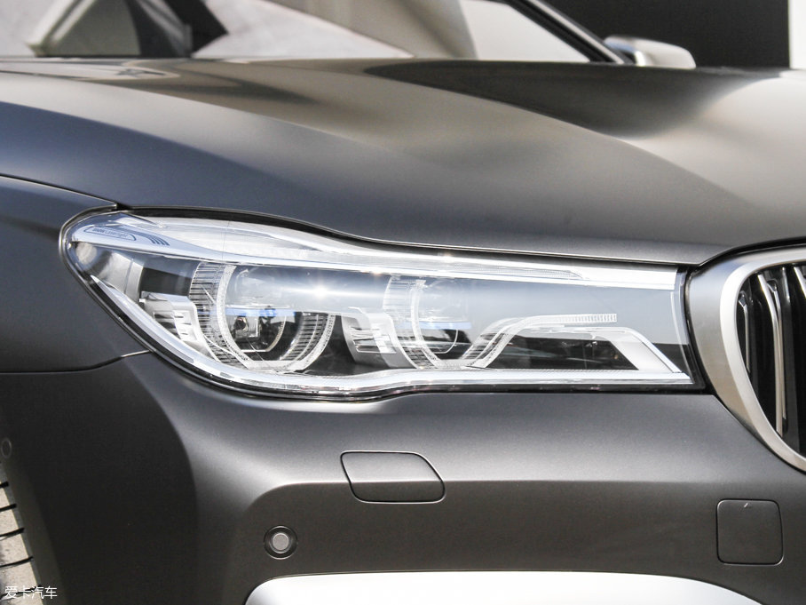 2017R7ϵ M760Li xDrive