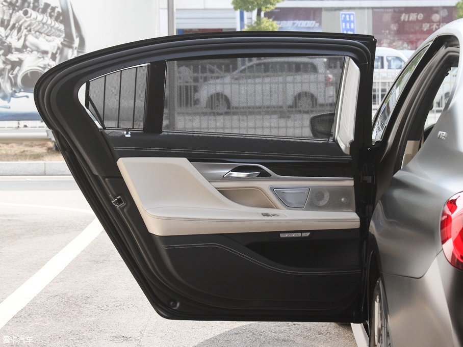 2017R7ϵ M760Li xDrive