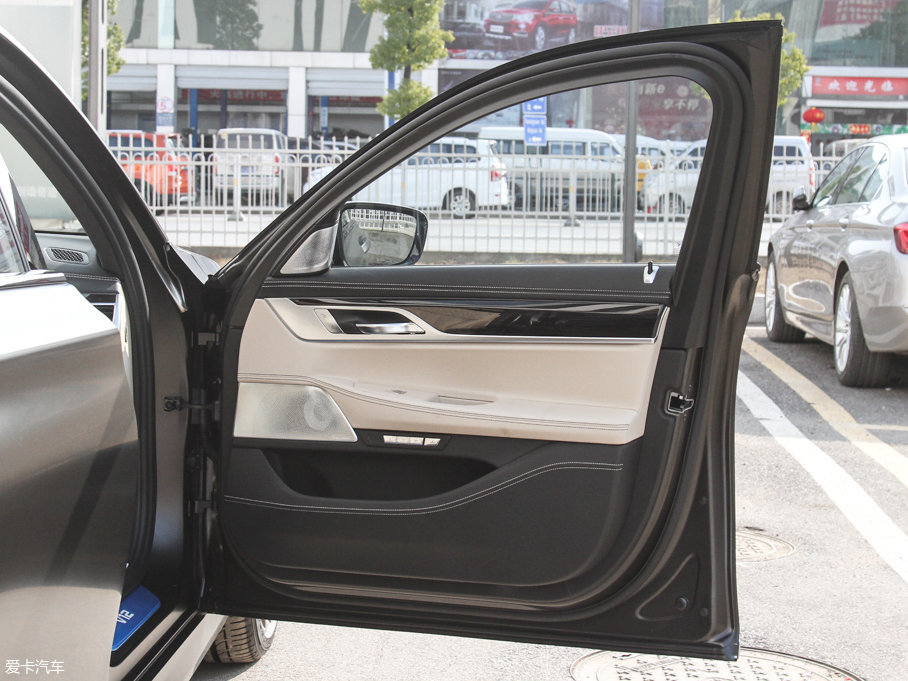 2017R7ϵ M760Li xDrive