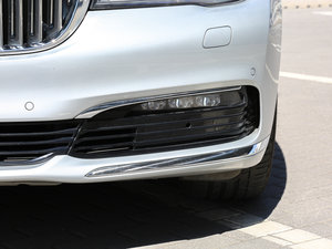 2017款730Li 豪华型 前雾灯