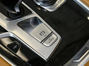 2017款740Li 领先型 驻车制动器