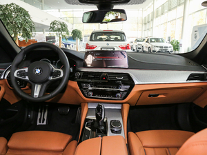2017款525i M运动套装 内饰全景