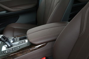 2017款xDrive35i 典雅型 中央扶手箱