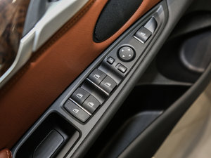 2017款xDrive28i 主驾车窗控制区	