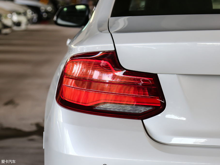 2018R2ϵpT 225i M\