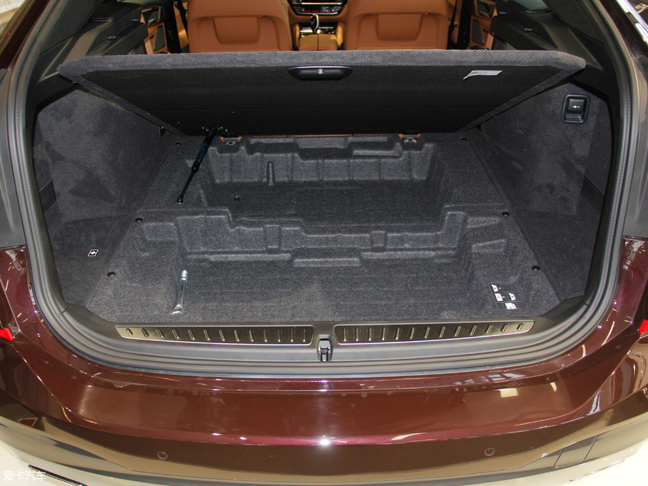 2018R6ϵGT 630i M\b