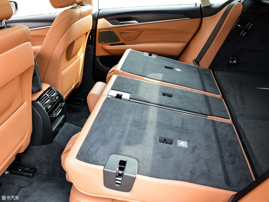 2018R6ϵGT 630i AOӋb