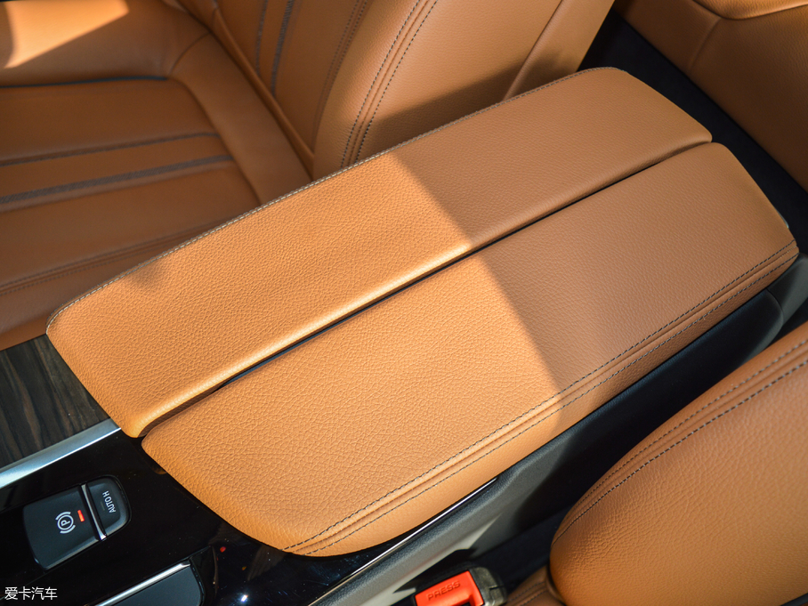 2018R6ϵGT 630i AOӋb