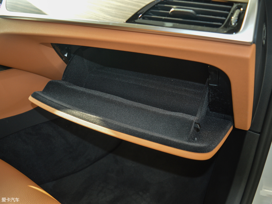 2018R6ϵGT 630i AOӋb