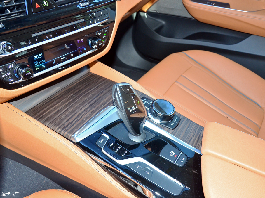 2018R6ϵGT 630i AOӋb