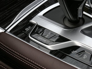 2018款740Li 领先型 M运动套装 中控区