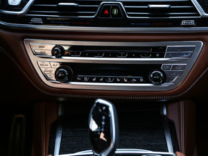 2018M760Li xDrive {{