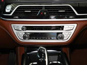 2018740Li xDrive  M\b {{