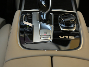 2018M760Li xDrive п؅^