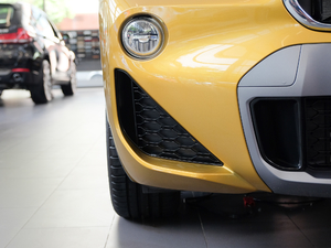 2018sDrive 25i AMԽҰb V ^