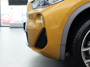 2018sDrive 25i AMԽҰb V ^