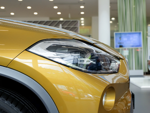 2018sDrive 25i AMԽҰb V ^