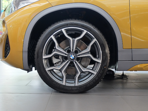 2018sDrive 25i AMԽҰb V ݆Ȧ