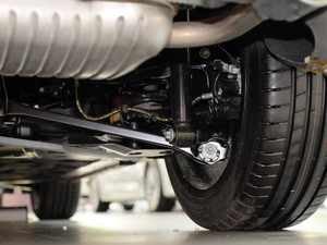 2018sDrive 25i AMԽҰb V ^