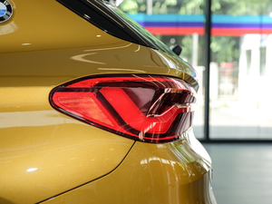 2018sDrive 25i AMԽҰb V ^