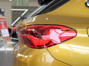 2018sDrive 25i AMԽҰb V ^