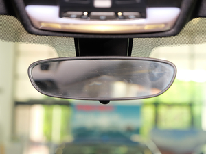 2018sDrive 25i AMԽҰb V g