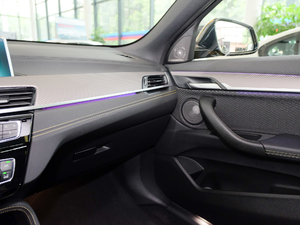 2018sDrive 25i AMԽҰb V g