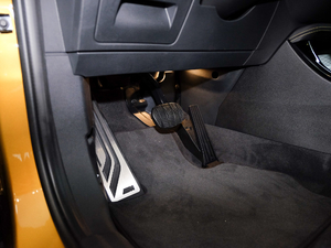 2018sDrive 25i AMԽҰb V g