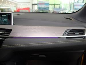 2018sDrive 25i AMԽҰb V g