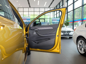 2018sDrive 25i AMԽҰb V g