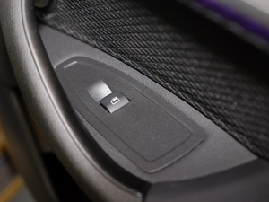 2018sDrive 25i AMԽҰb V g