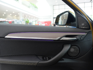 2018sDrive 25i AMԽҰb V g