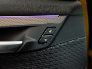 2018sDrive 25i AMԽҰb V g