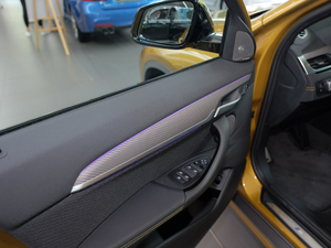 2018sDrive 25i AMԽҰb V g