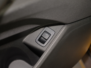 2018sDrive 25i AMԽҰb V g