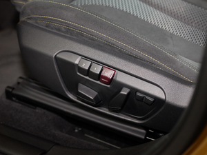 2018sDrive 25i AMԽҰb V g