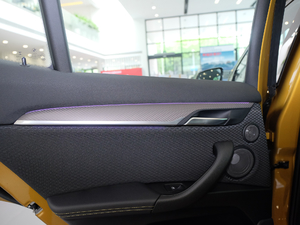 2018sDrive 25i AMԽҰb V g