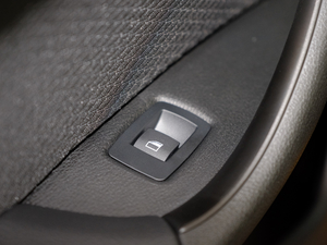 2018sDrive 25i AMԽҰb V g