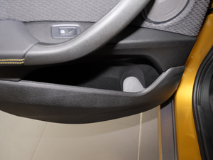 2018sDrive 25i AMԽҰb V g